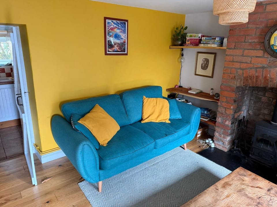 Cosy Cottage nr The Cotswolds Private Parking House in Stroud District