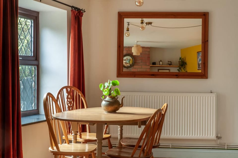 Cosy Cottage nr The Cotswolds Private Parking House in Stroud District