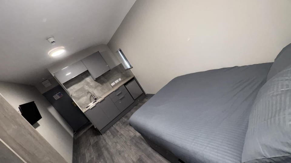 Bed, TV and multimedia, Kitchen or kitchenette, Photo of the whole room, Bedroom