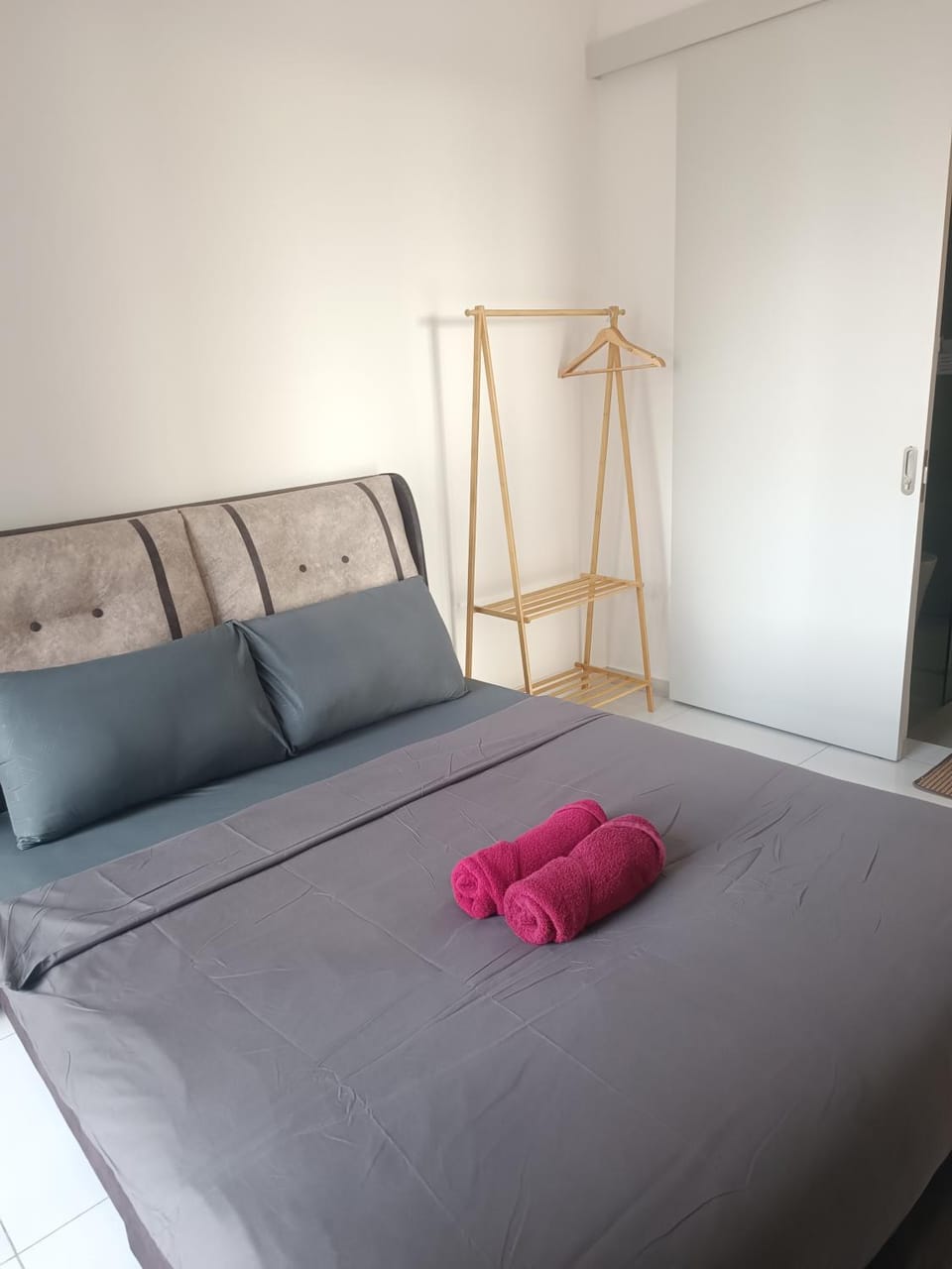 Bed, Photo of the whole room, Bedroom, towels