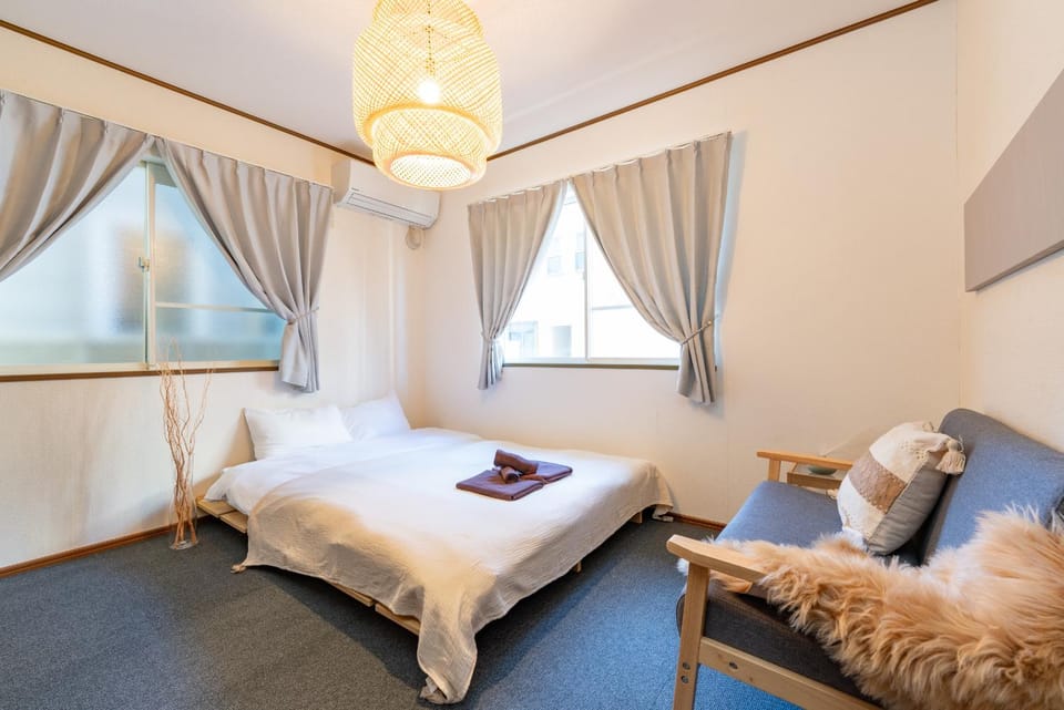 Bed, Living room, Photo of the whole room, Seating area, Bedroom