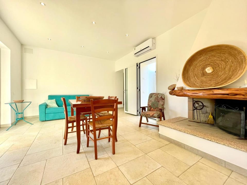 Living room, Seating area, Dining area, air conditioner