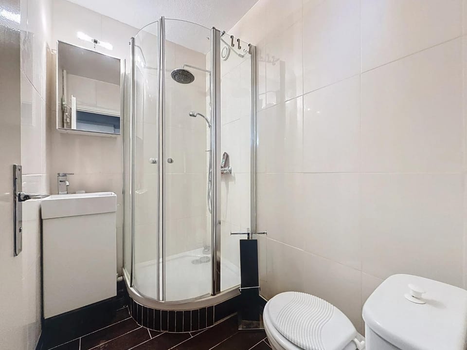 Shower, Toilet, towels