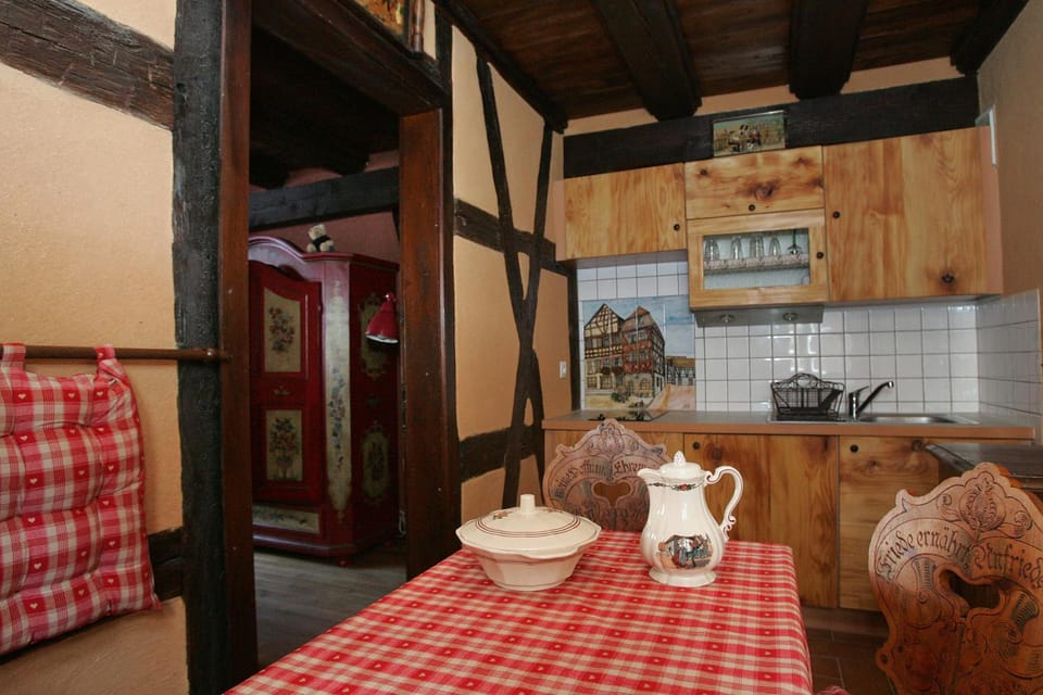 Spring, Day, Coffee/tea facilities, Kitchen or kitchenette, Living room, Food and drinks, Decorative detail, Dining area, Meals, Breakfast, Lunch, Dinner, internet, microwave, stove, toaster, washing machine