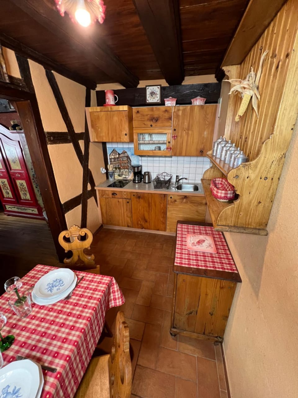 Spring, Day, Coffee/tea facilities, Kitchen or kitchenette, Living room, Food and drinks, Decorative detail, Dining area, Meals, Breakfast, Lunch, Dinner, internet, microwave, stove, toaster, washing machine