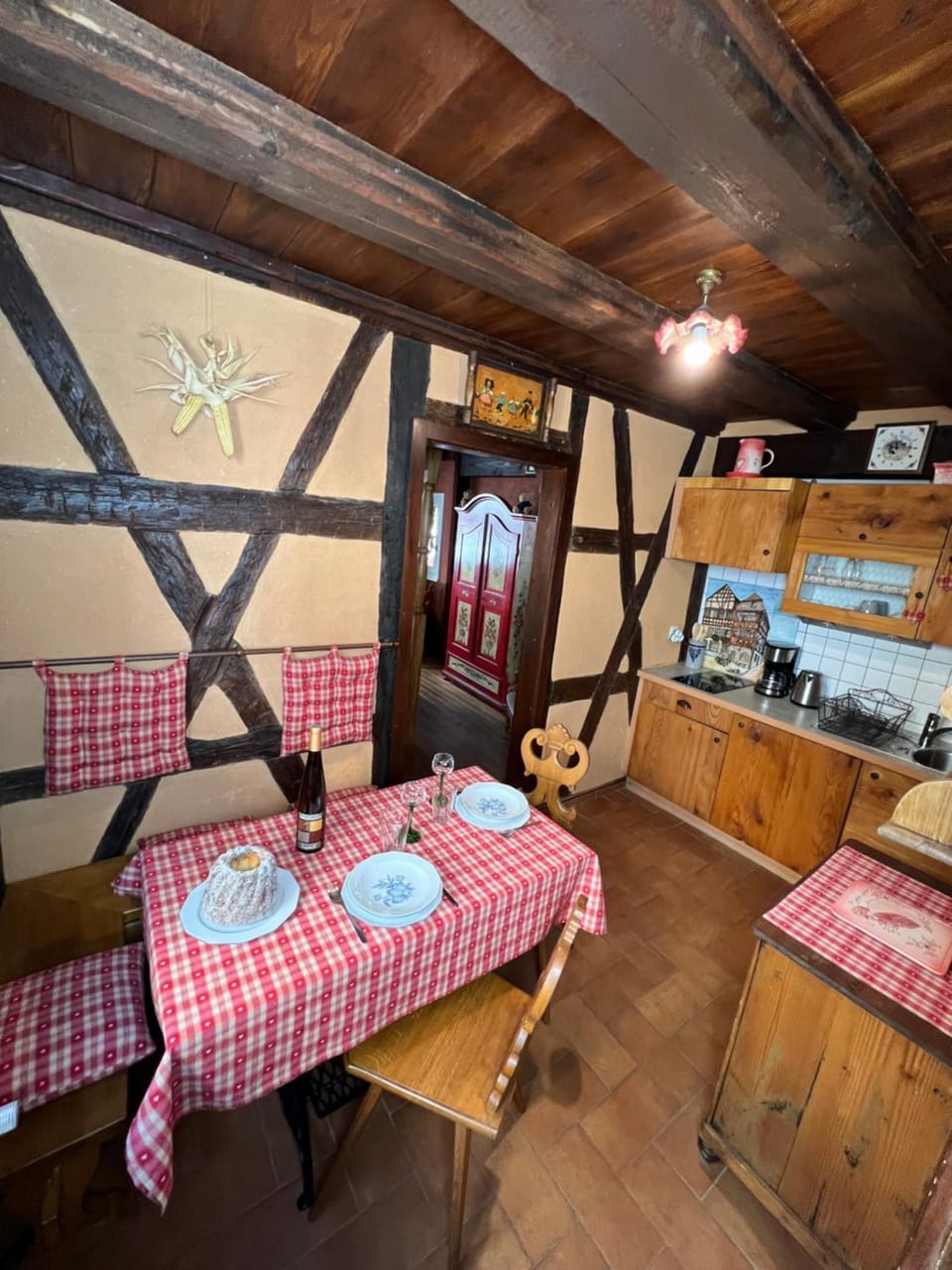 Spring, Day, Coffee/tea facilities, Kitchen or kitchenette, Living room, Food and drinks, Decorative detail, Dining area, Meals, Breakfast, Lunch, Dinner, internet, microwave, stove, toaster, washing machine