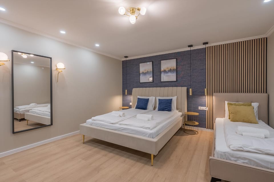 Bed, Bedroom, towels