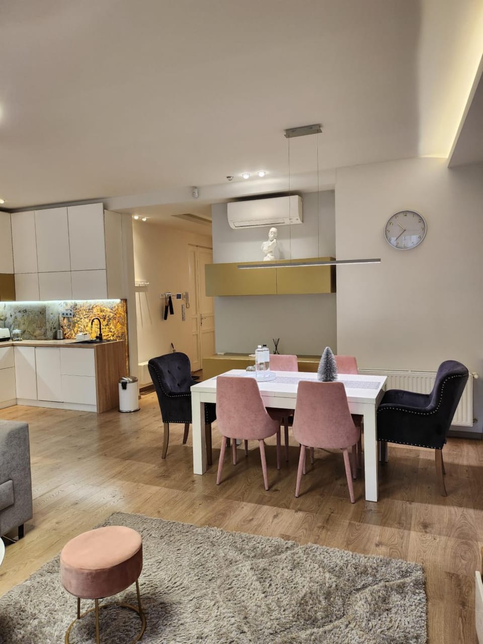Kitchen or kitchenette, Living room, Seating area