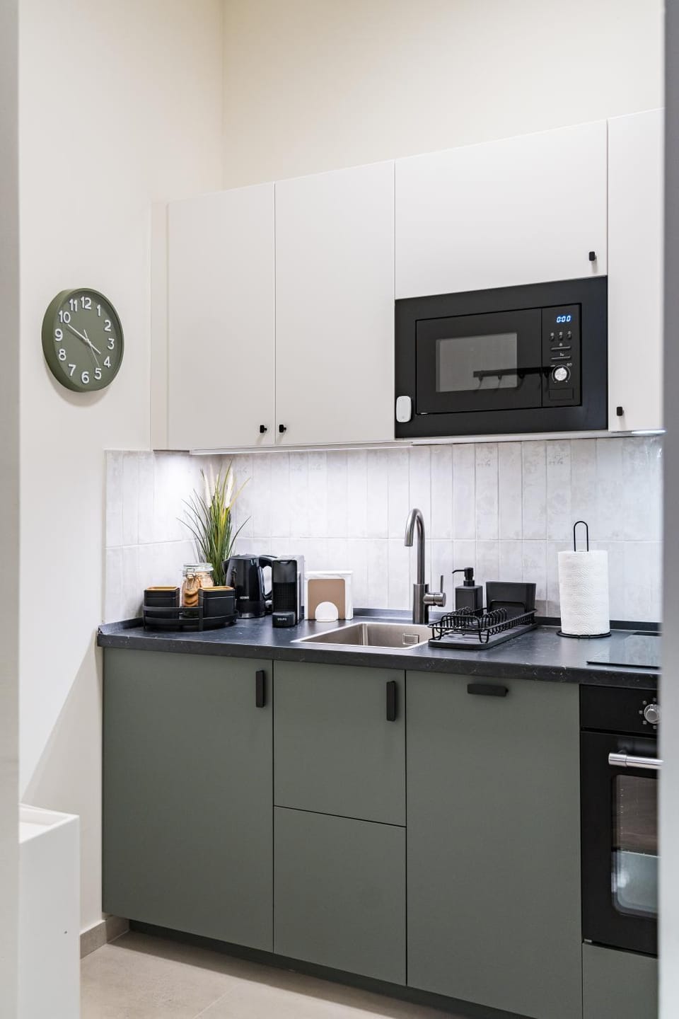 Kitchen or kitchenette, minibar