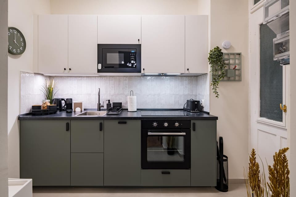 Coffee/tea facilities, oven, stove, toaster