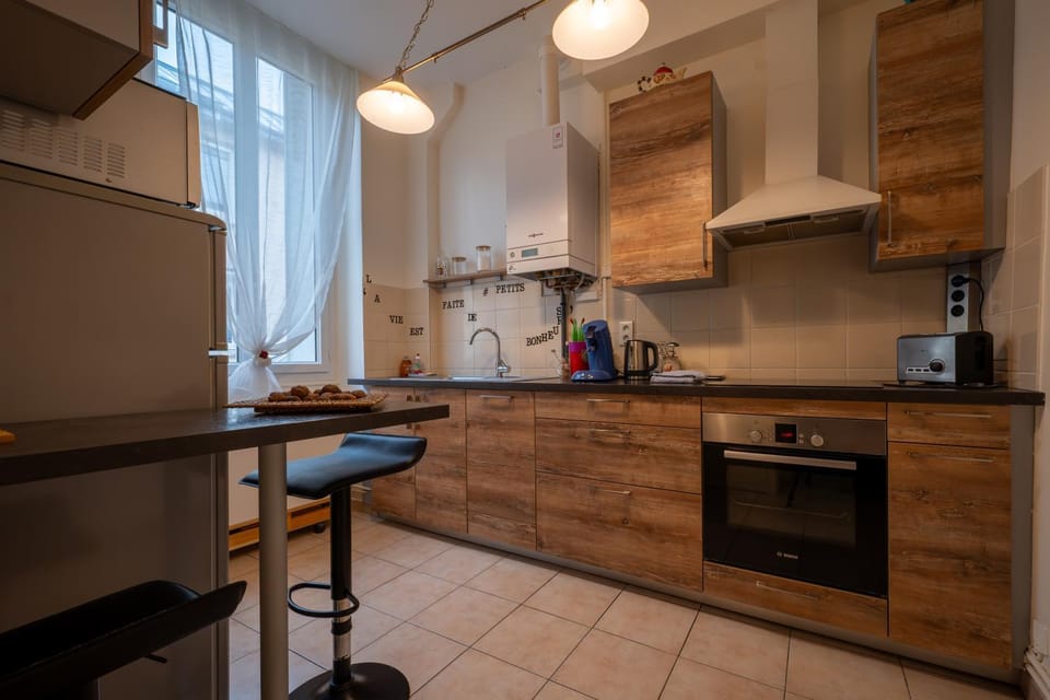 Coffee/tea facilities, oven, stove, toaster, kitchen