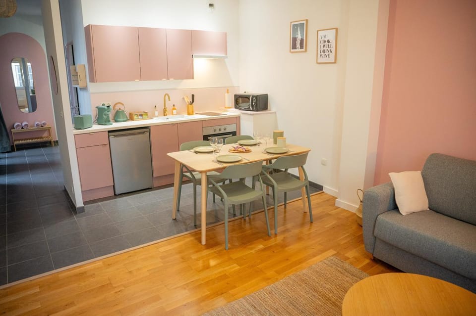 Coffee/tea facilities, Kitchen or kitchenette, Seating area, Dining area, microwave, oven, stove, toaster