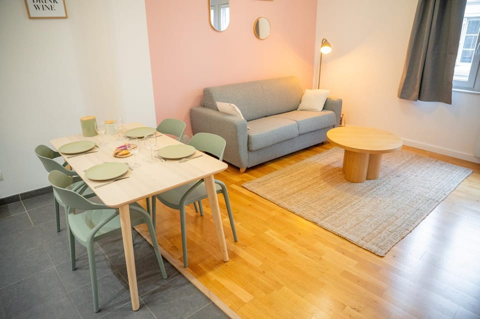 Bed, Seating area, Dining area