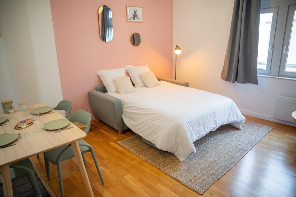 Bed, Living room