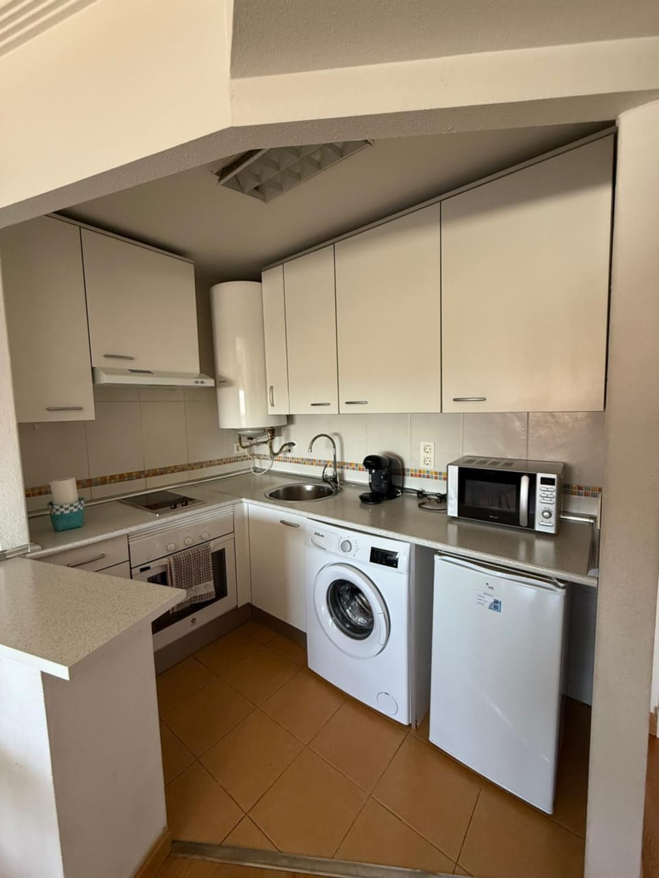Kitchen or kitchenette, oven, toaster, washing machine
