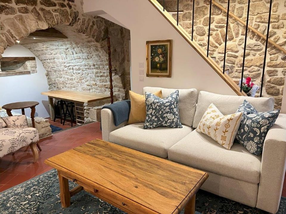 Authentic Maison in Old Town House in Forcalquier