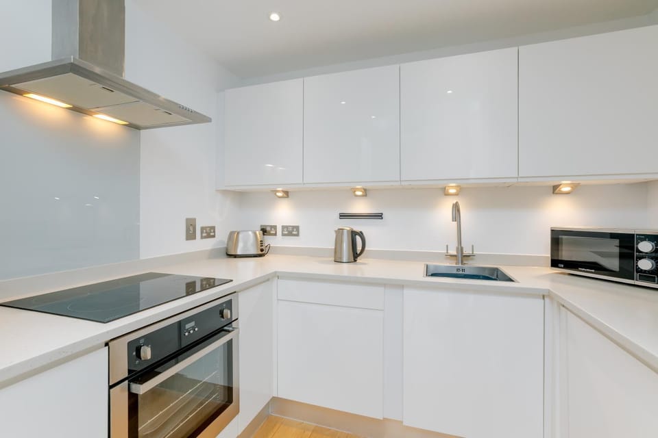StarHost Residences - Spacious 1-bed in Ocean Village Apartment in Southampton