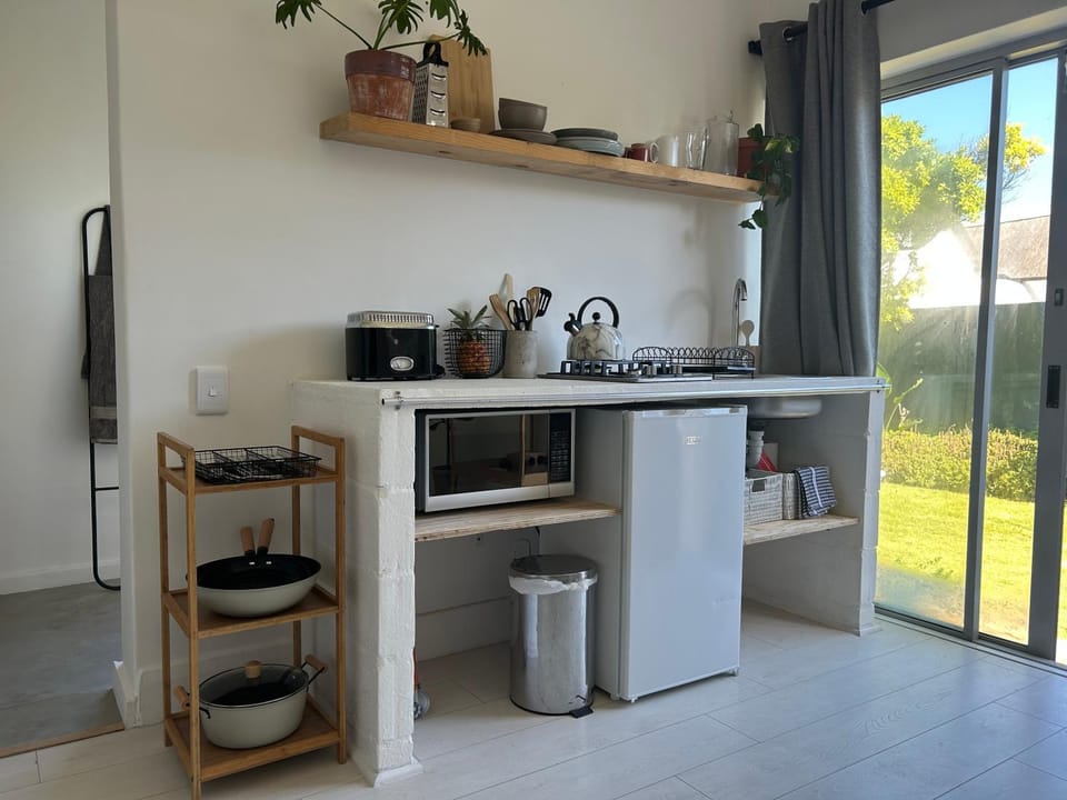 Kitchen or kitchenette, pet friendly, stove, toaster