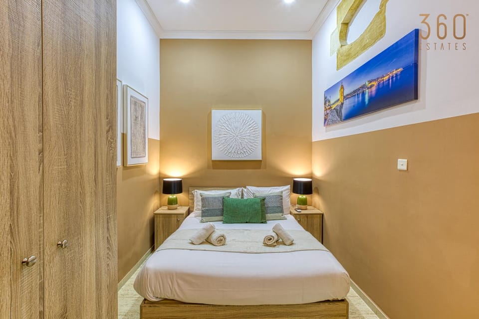Photo of the whole room, Bedroom, towels