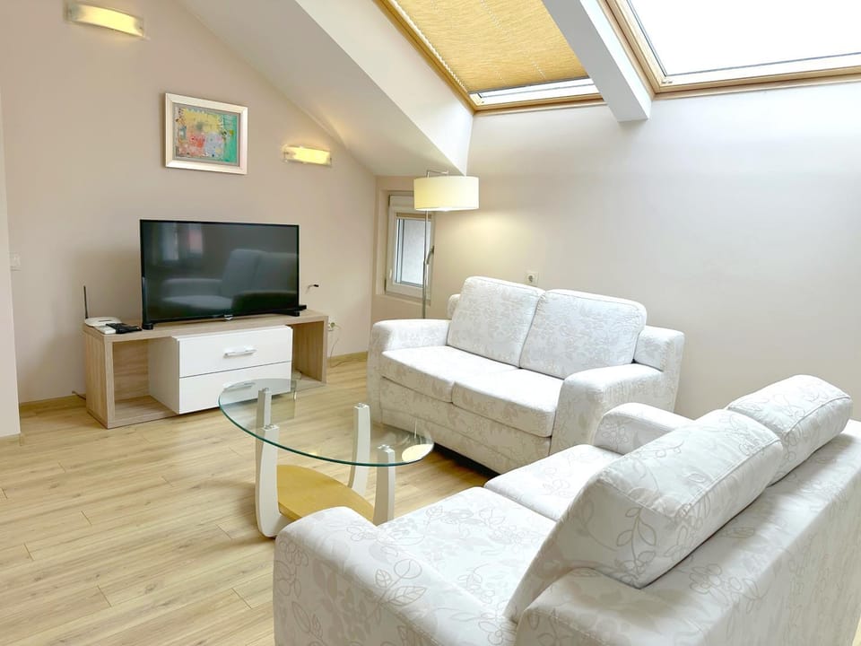 TV and multimedia, Living room, Seating area, Evening entertainment
