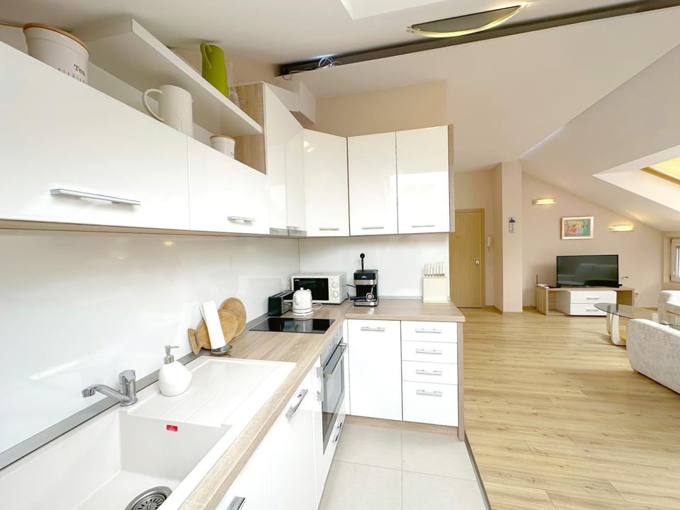 Coffee/tea facilities, Kitchen or kitchenette, dishwasher, oven, stove, toaster