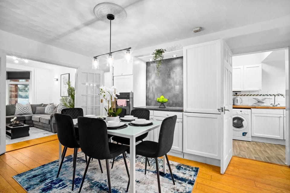 Kitchen or kitchenette, Living room, Seating area, Dining area, pet friendly, washing machine