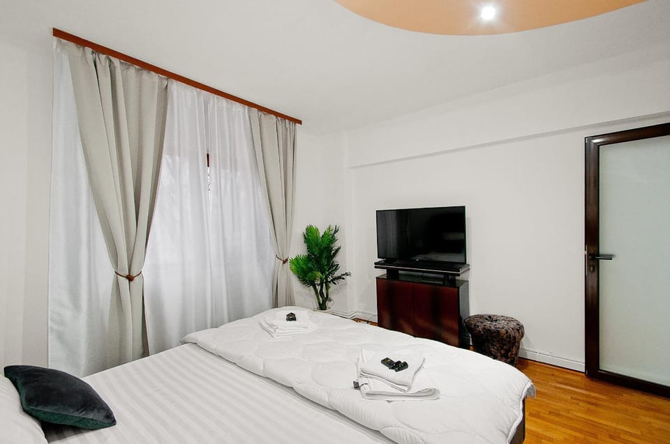 Photo of the whole room, Bedroom