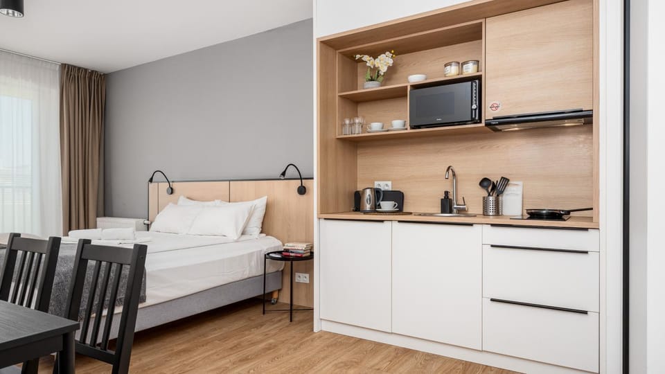 Bed, Kitchen or kitchenette, Seating area, Dining area