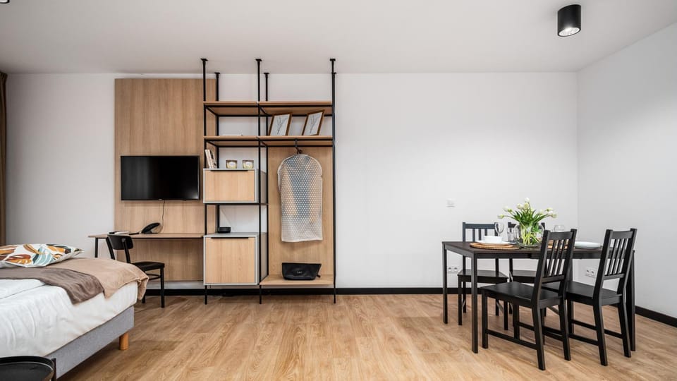 Bed, TV and multimedia, Photo of the whole room, Dining area