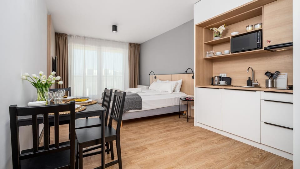 Bed, TV and multimedia, Kitchen or kitchenette, Seating area, Dining area