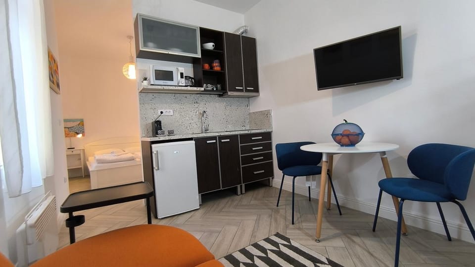 TV and multimedia, Living room, Seating area, Dining area