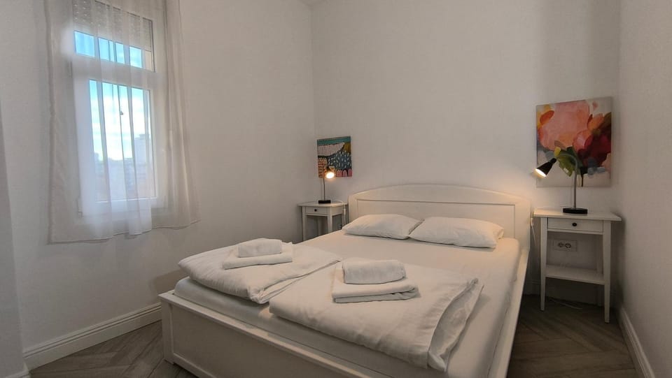 Bed, Bedroom, towels