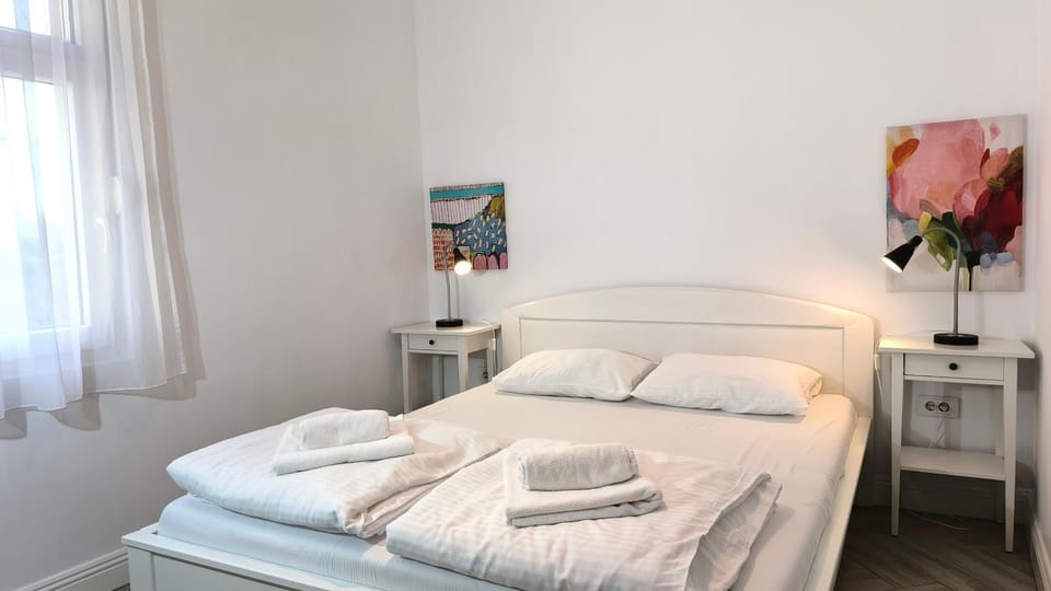 Bed, Bedroom, towels