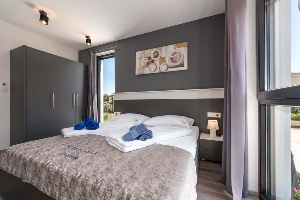 Bed, Photo of the whole room, Bedroom, towels, wardrobe, air conditioner
