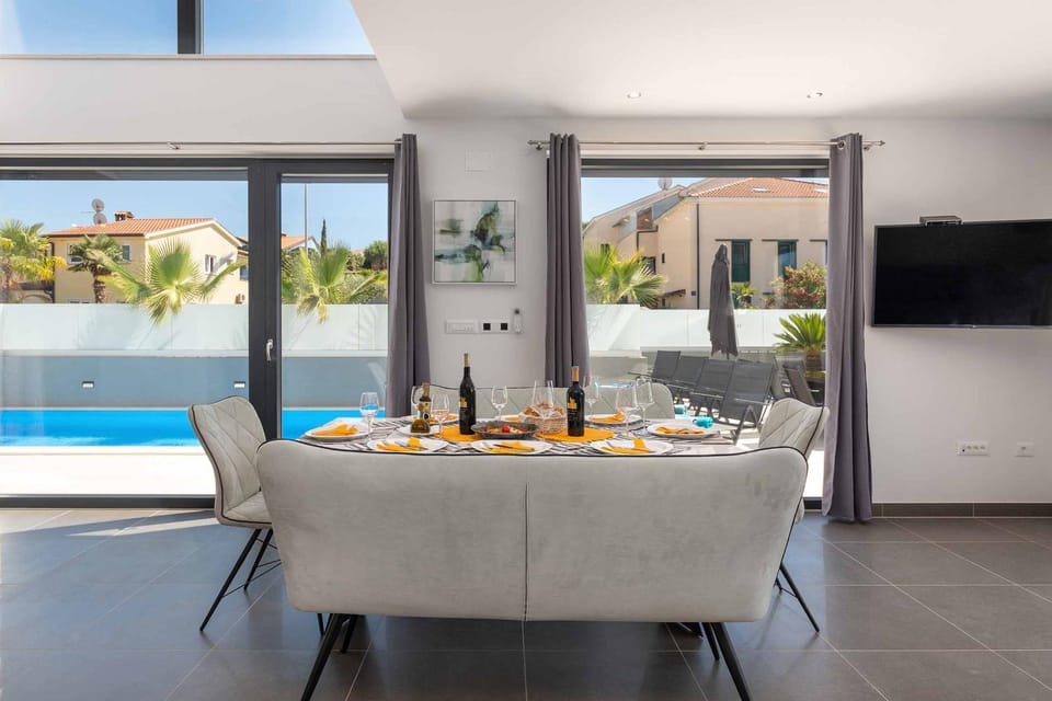 Communal lounge/ TV room, TV and multimedia, Dining area, Pool view, Swimming pool