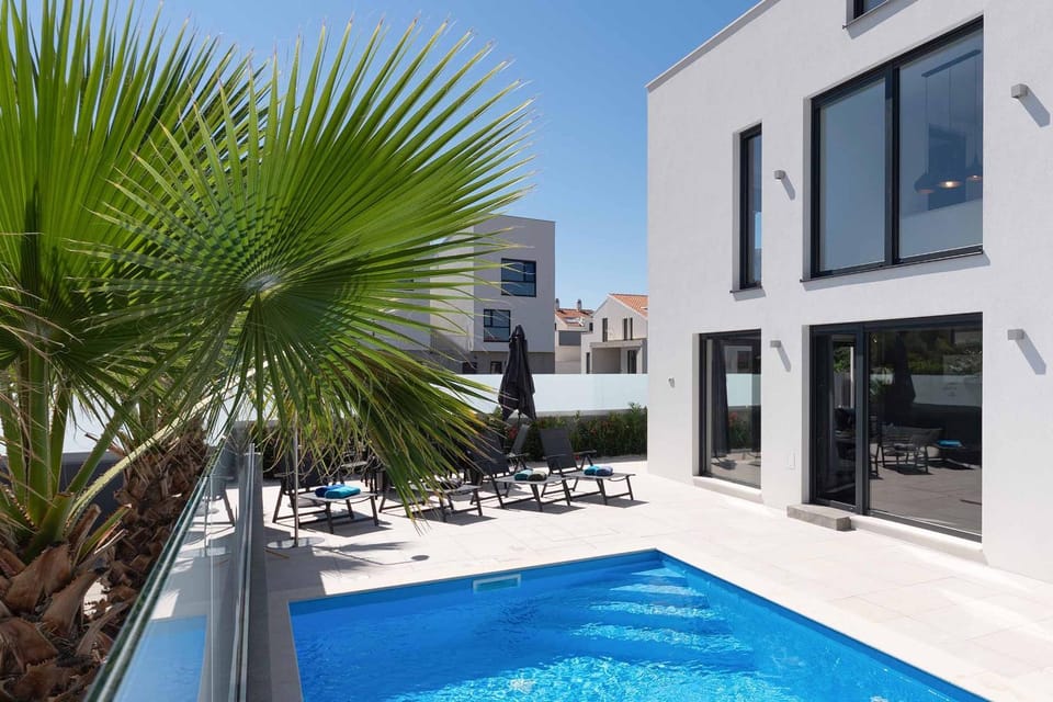 Property building, Day, Garden, Pool view, Swimming pool, Swimming pool, sunbed