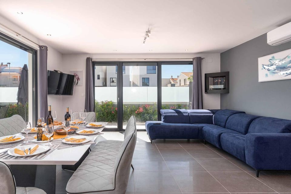 TV and multimedia, Living room, Seating area, Dining area, fireplace, air conditioner