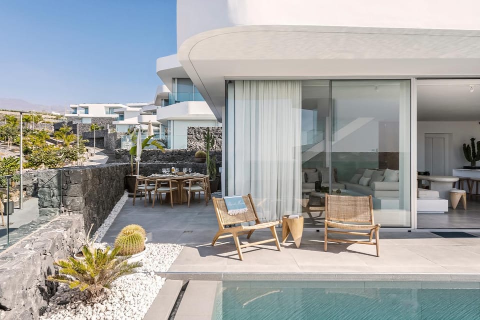 Property building, Balcony/Terrace, Pool view, Swimming pool, sunbed