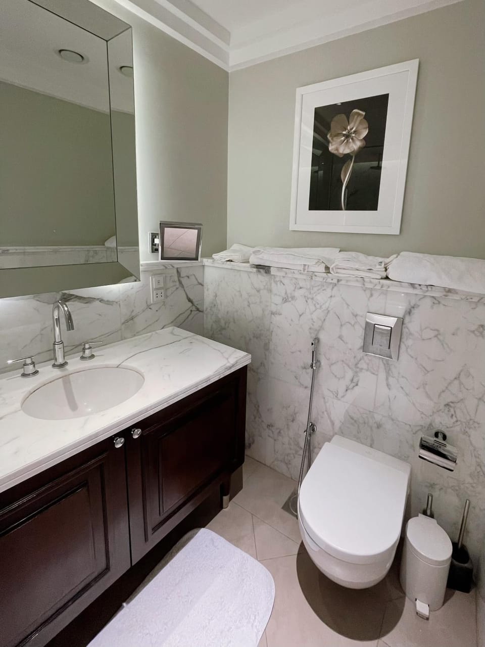Apt Dubai Downtown Apartment in Dubai