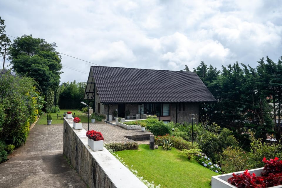 Property building, Natural landscape, Garden, Garden view, Parking
