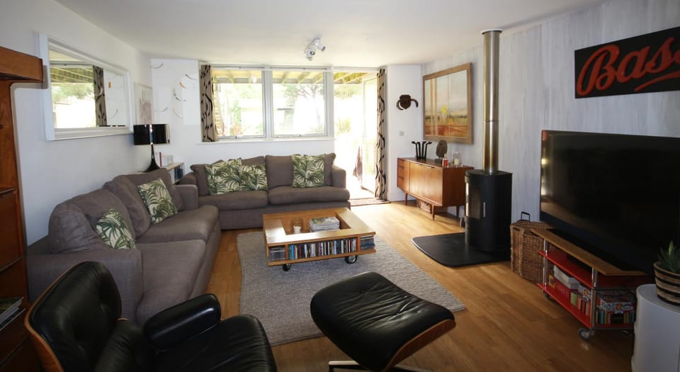 Living room, Seating area, Evening entertainment