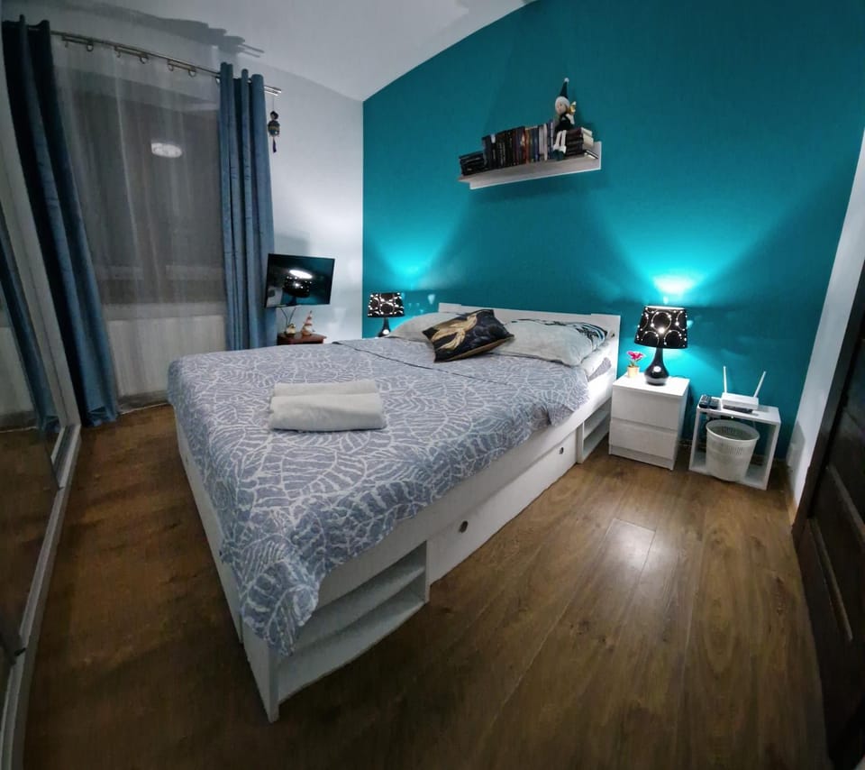 Bed, Bedroom, towels