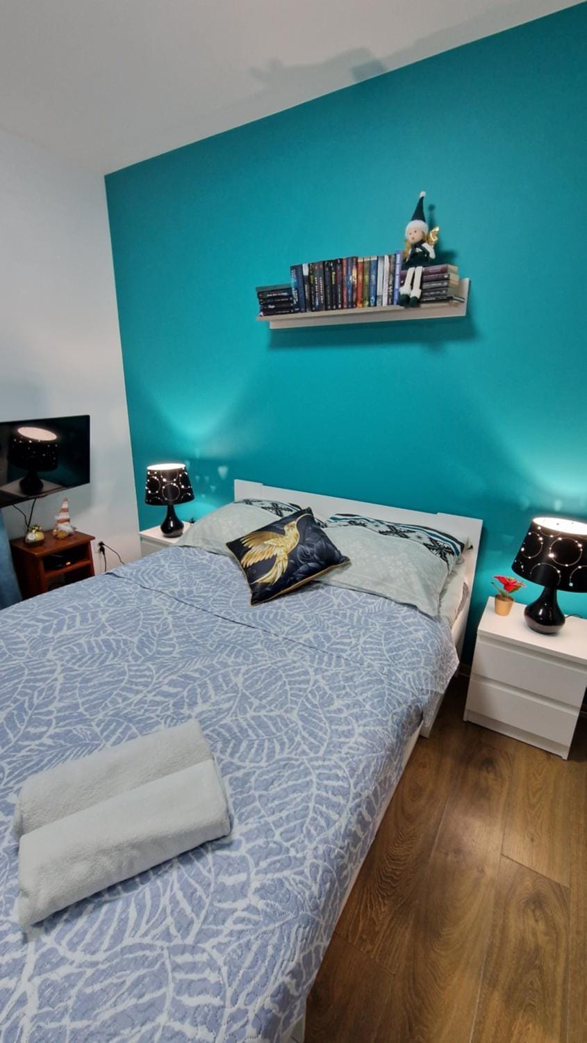 Bed, TV and multimedia, Bedroom