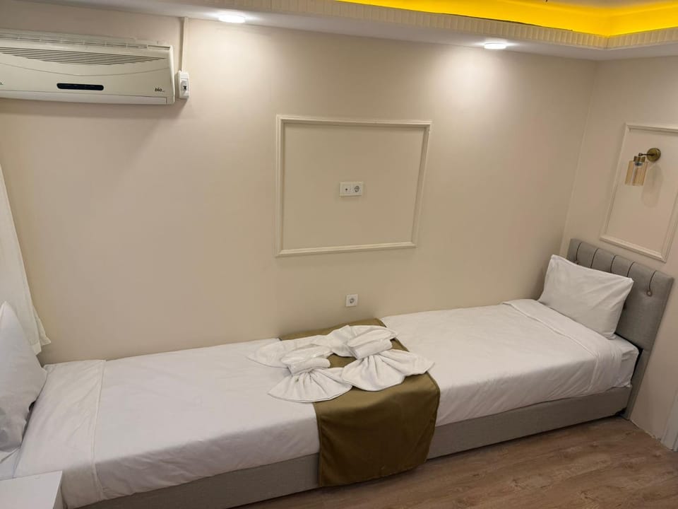 Bed, Photo of the whole room, Bedroom, towels, air conditioner