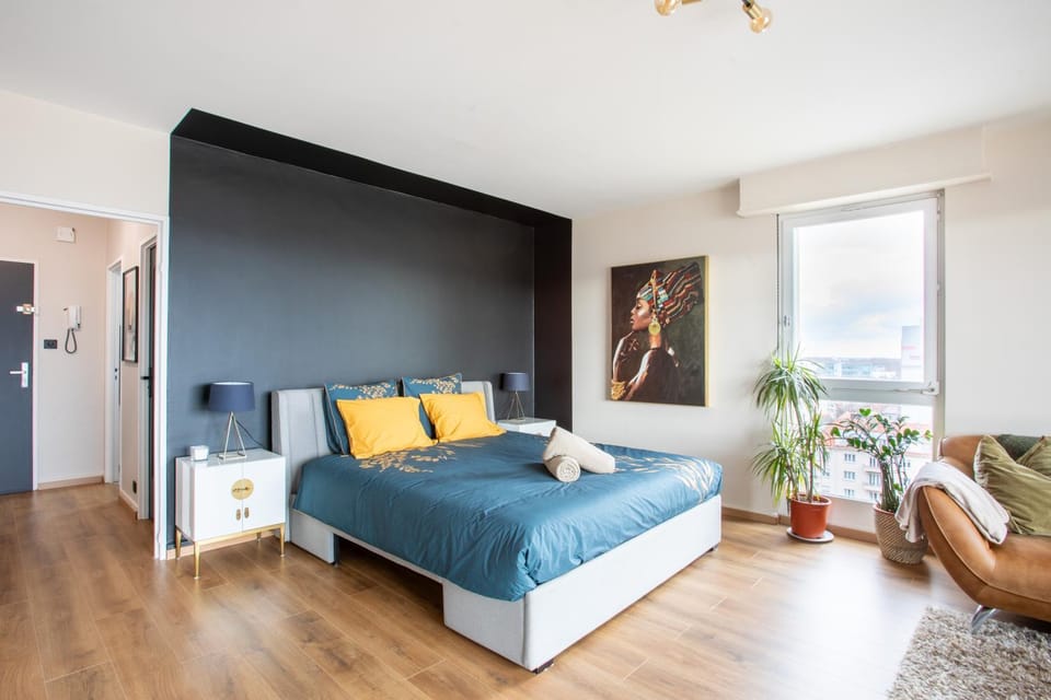 Bed, Living room, Photo of the whole room, Seating area, Bedroom