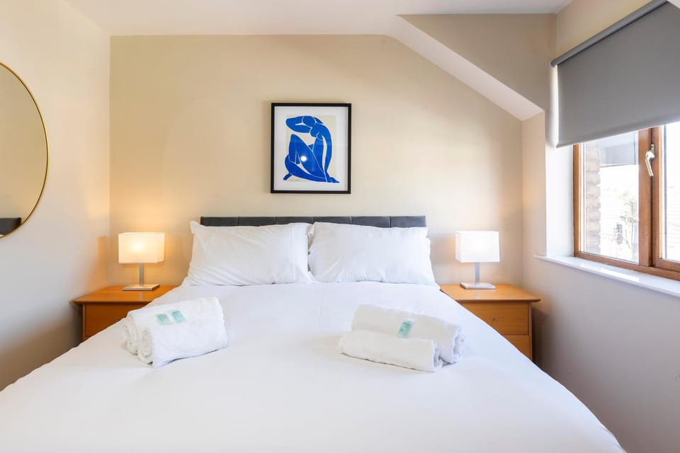 Bed, Bedroom, towels