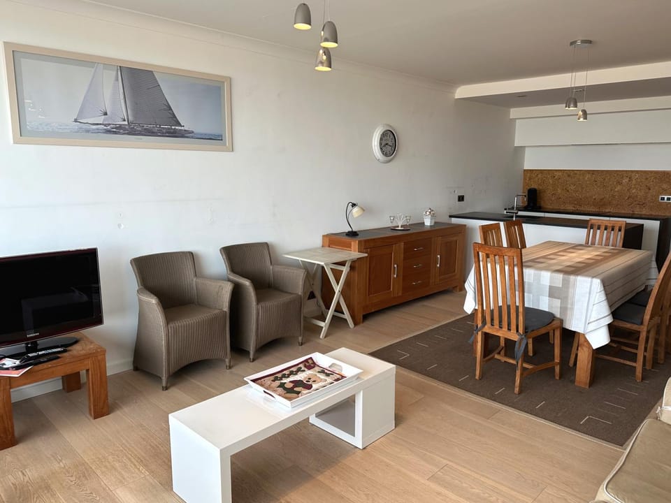 TV and multimedia, Kitchen or kitchenette, Living room, Dining area