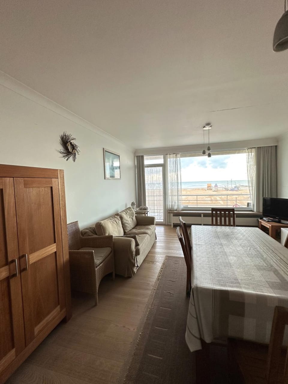 Bed, TV and multimedia, Living room, Photo of the whole room, Seating area, Evening entertainment
