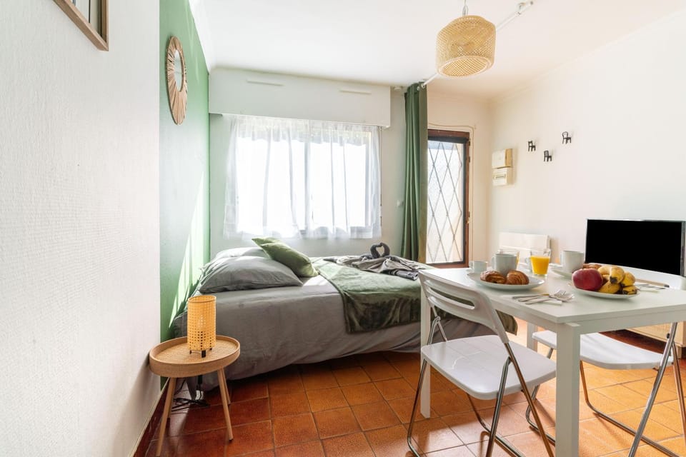 Bed, TV and multimedia, Living room, Food and drinks, Photo of the whole room, Seating area, Dining area, Bedroom, Food