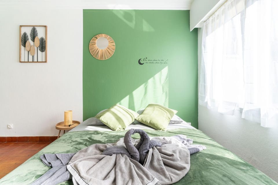 Bed, Bedroom, towels